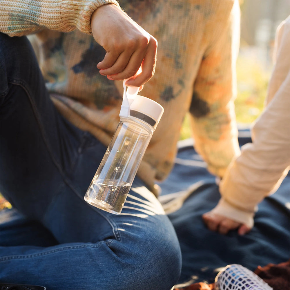 Aveo Water Bottle (Lifestyle 1)