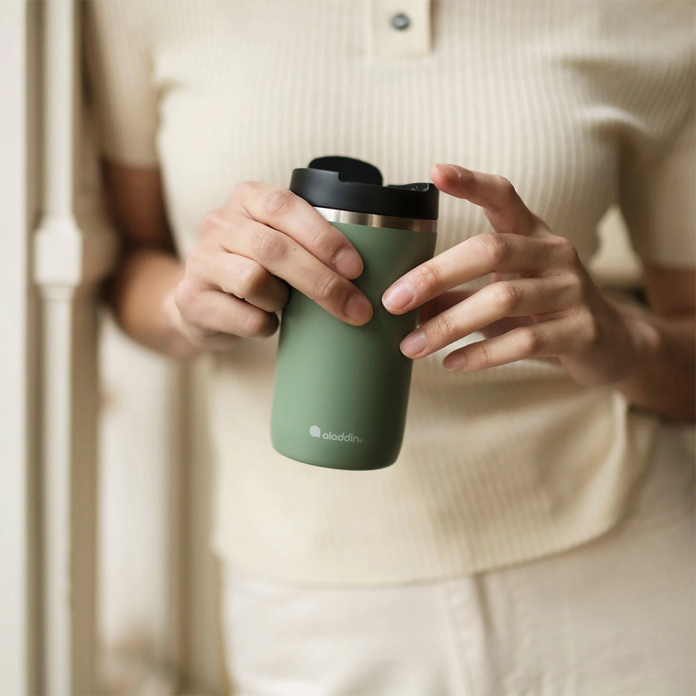 Thermavac Leak-Lock Mug (Cafe Lifestyle 1)
