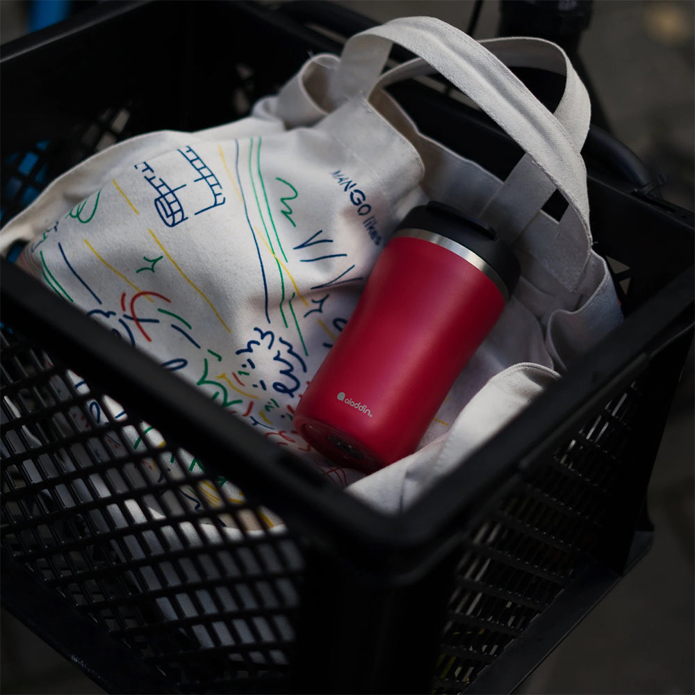 Thermavac Leak-Lock Mug (Cafe Lifestyle 2)